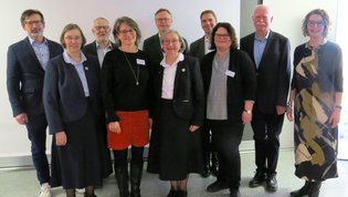 Juliane Disch und Schwester Angelika Gollwitzer im Kreise ihrer Gratulanten
