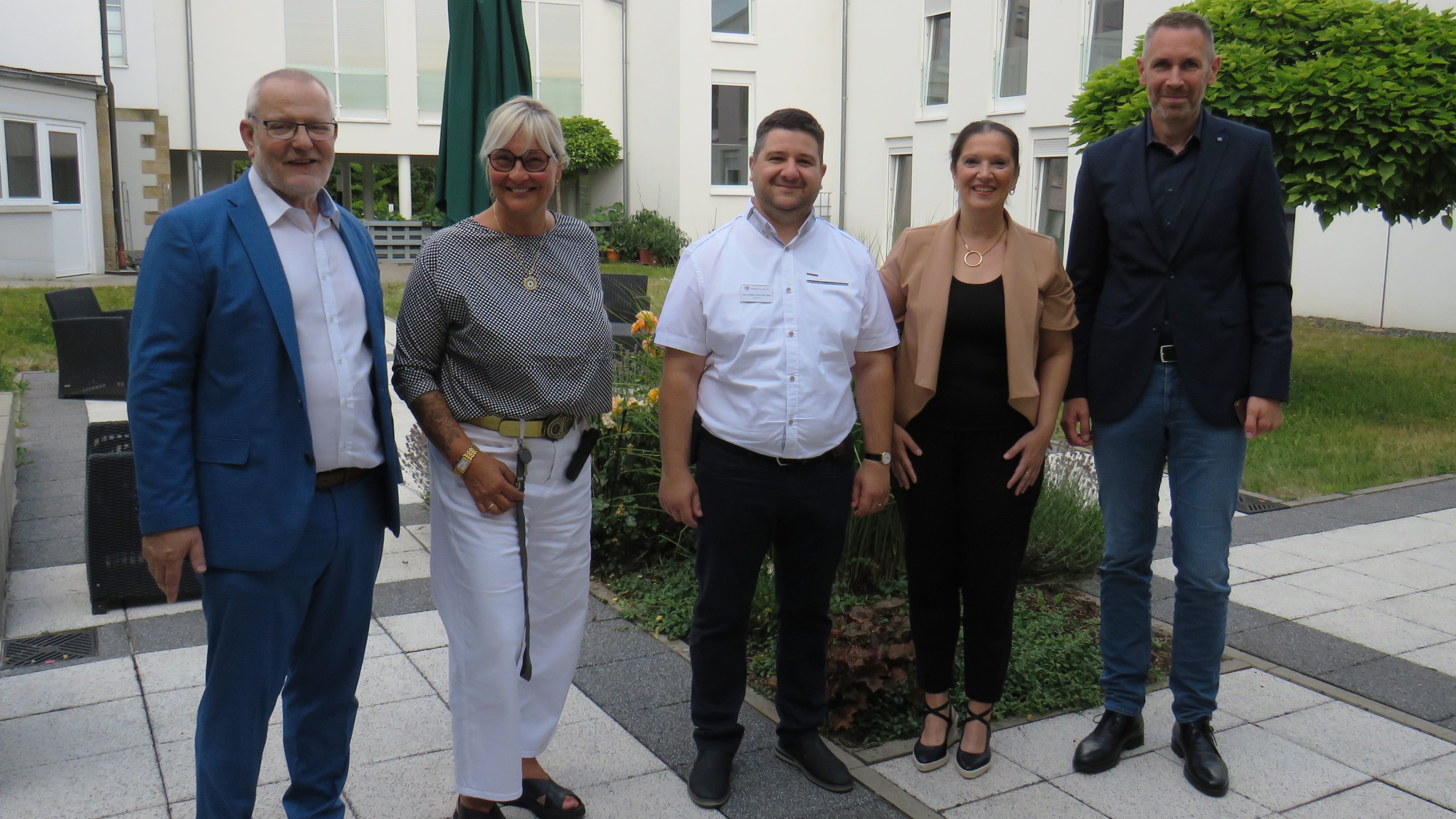 v.l.n.r.: Gotthard Lehner (Leiter der DGD Fachklinik Haus Immanuel), Dipl. med. Ines Bahlig-Schmidt (Ärztliche Leitung Abteilung II DGD Fachklinik Haus Immanuel), Doctor-medic Mihai-Dan Dima (Chefarzt und Leitung Abteilung I DGD Fachklinik Haus Immanuel), Dr. Nataša Luz (Leitung Gesundheitsamt Kulmbach), Martin Bernreuther (Erster Bürgermeister Marktgemeinde Thurnau)