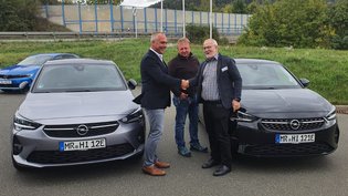 Das Bild zeigt v.l.n.r. Matthias Kratkai vom Autohaus Dornig, Thomas Münch (Haus Immanuel) und Gotthard Lehner (Klinikleiter der DGD Fachklinik Haus Immanuel) bei der Übergabe der beiden Opel Corsa in HImmelkron.