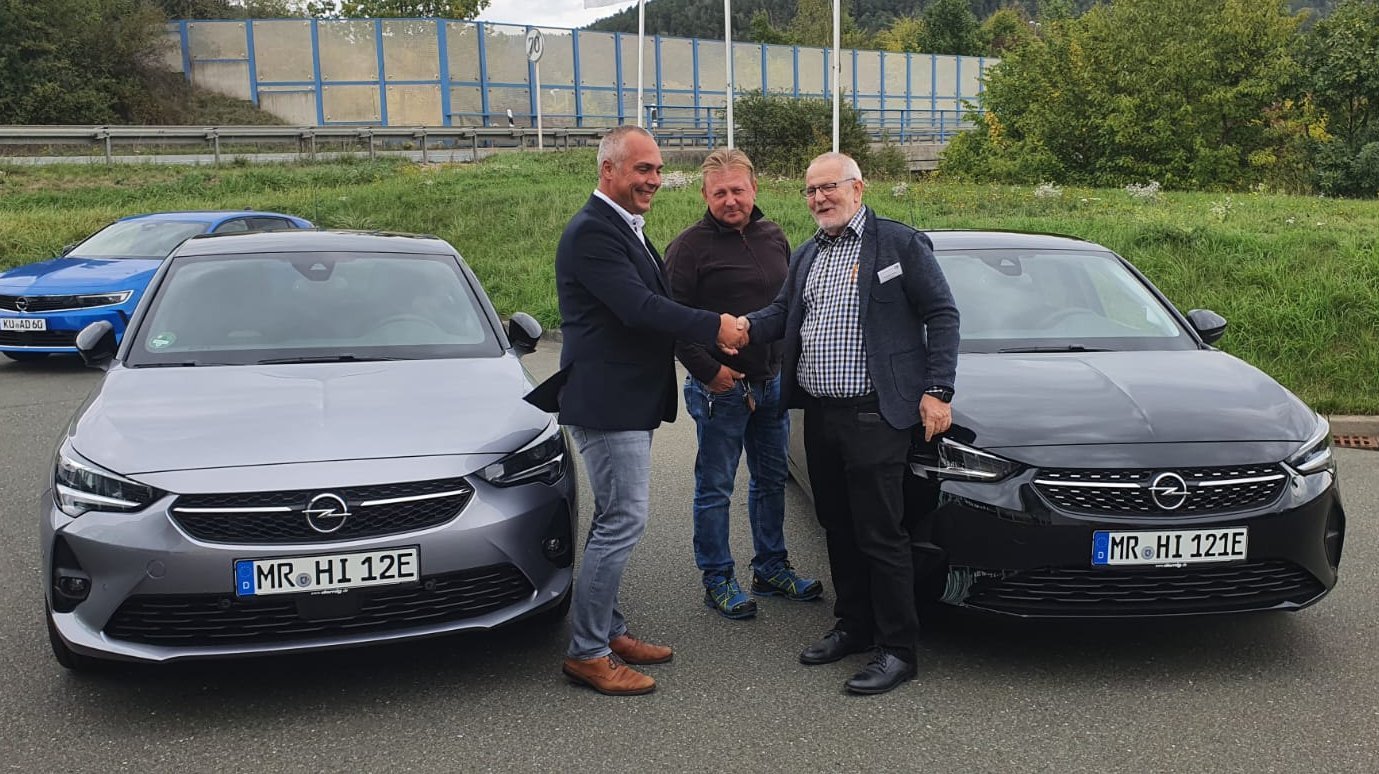 Das Bild zeigt v.l.n.r. Matthias Kratkai vom Autohaus Dornig, Thomas Münch (Haus Immanuel) und Gotthard Lehner (Klinikleiter der DGD Fachklinik Haus Immanuel) bei der Übergabe der beiden Opel Corsa in HImmelkron.