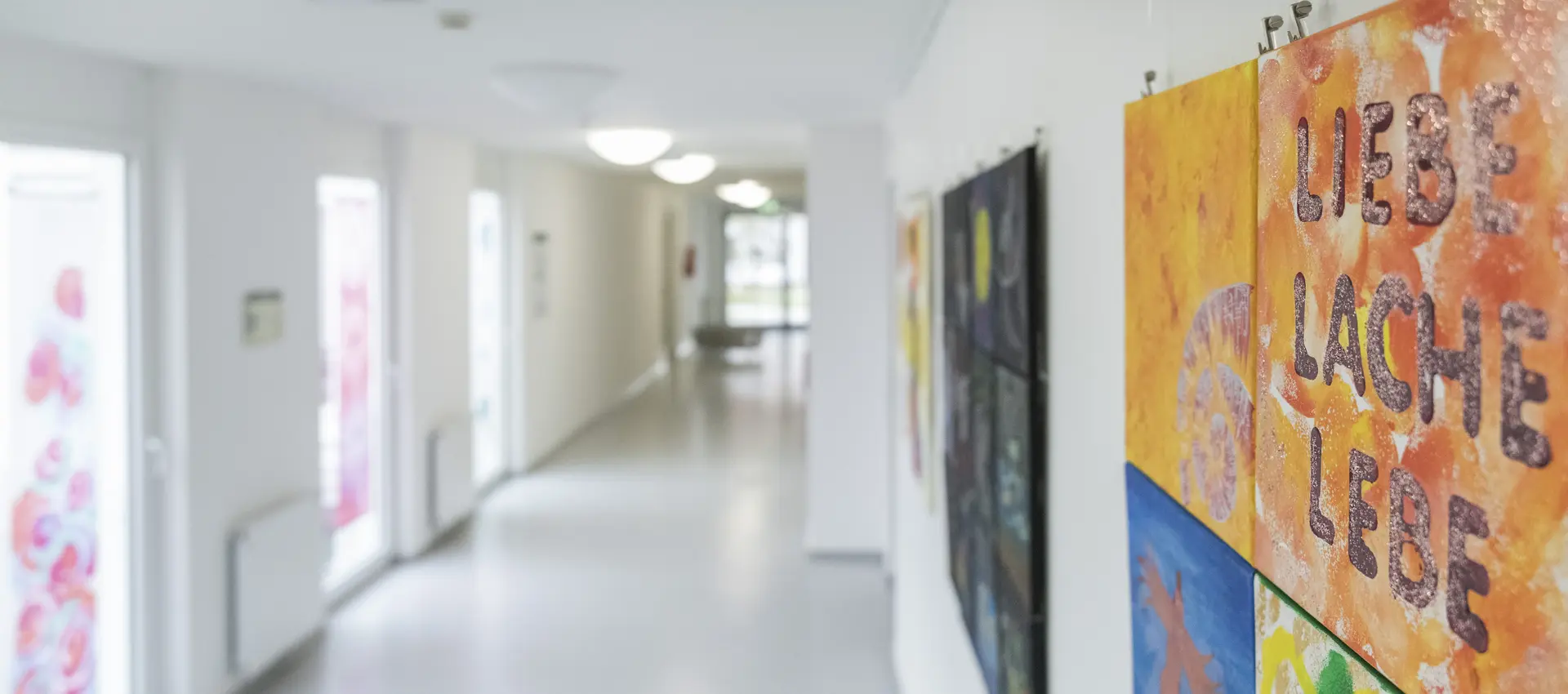 Einrichtungflur mit Kunst an den Wänden