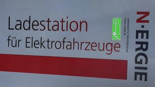 Ladesäule auf dem Parkplatz der DGD Einrichtungen in Hutschdorf